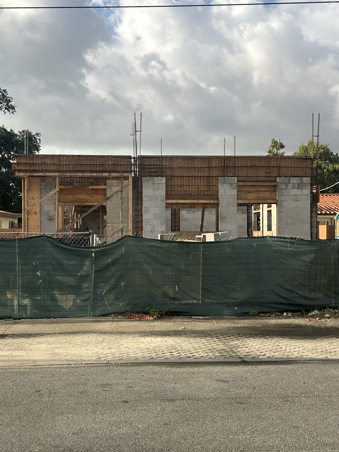 Block walls with reinforcing steel for a tie beam
