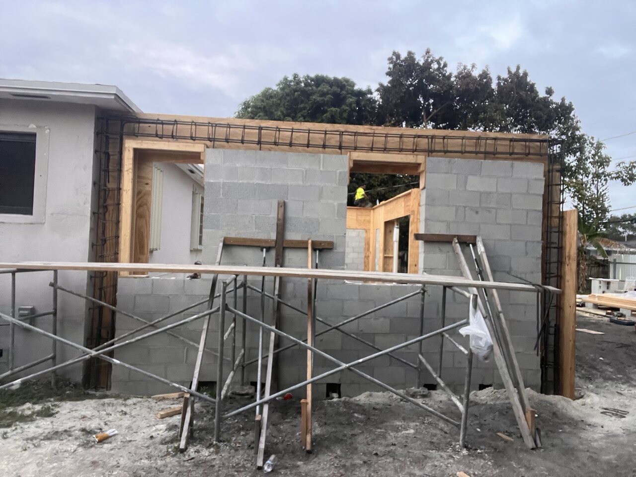 Block addition with reinforced tie-beam formwork