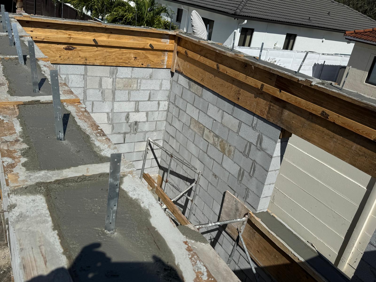 Fresh concrete tie beam over masonry walls