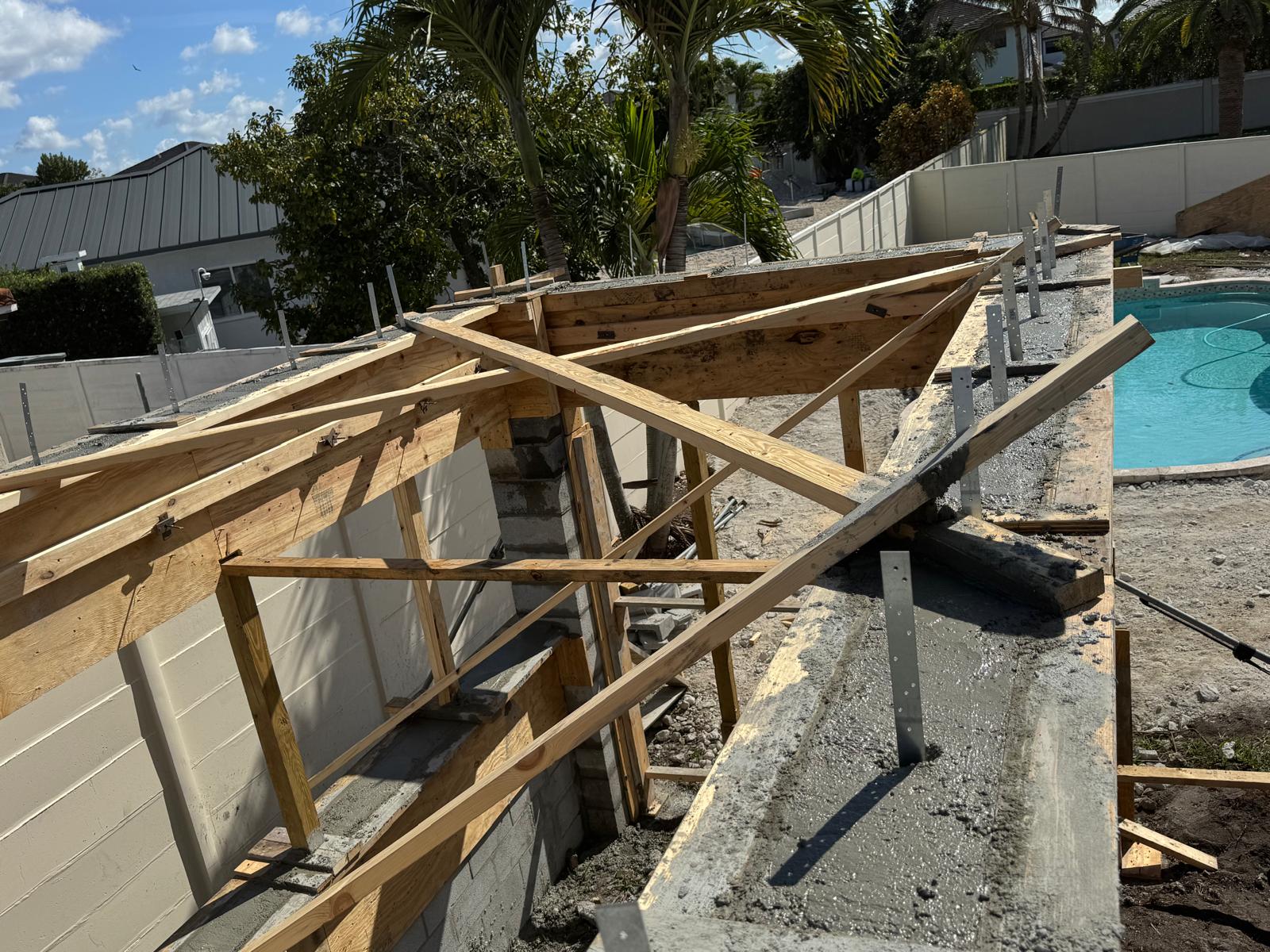 Wood formwork for a reinforced concrete tie beam